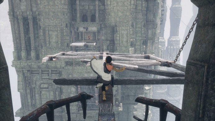 跳ね橋の上の梁を進む